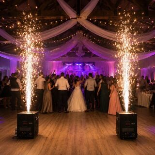 Machines à étincelles allumées pendant l’ouverture de bal d’un mariage