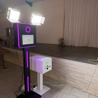 Photobooth et imprimante installés dans une salle des fêtes