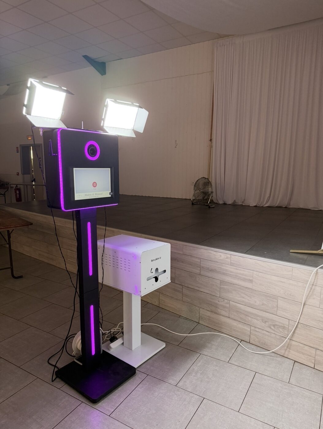 Photobooth The Smile Box installé dans une salle de réception, avec éclairages LED et imprimante photo