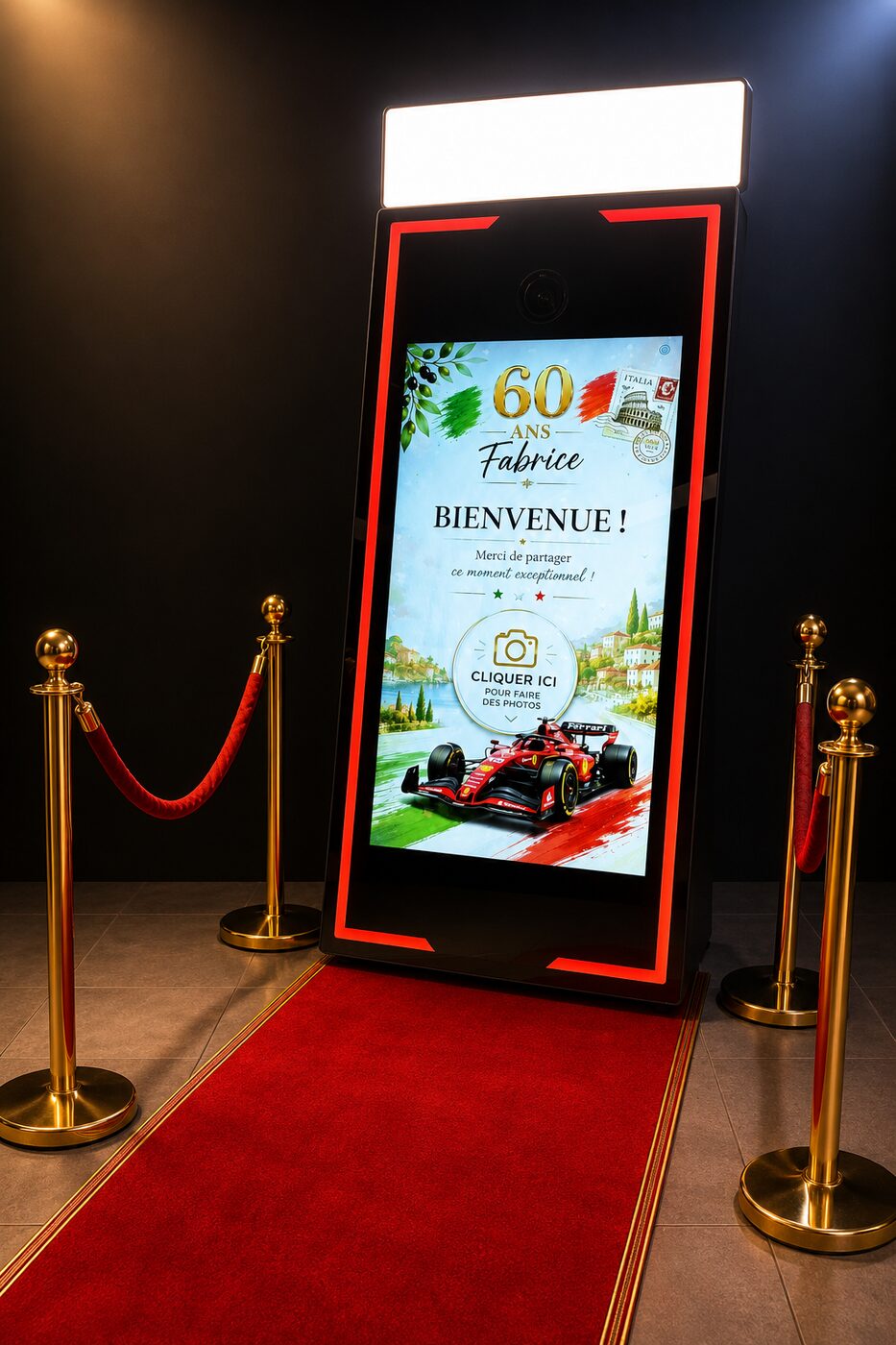 Miroirbooth installé sur un tapis rouge entre des poteaux à corde, avec écran d’accueil personnalisé
