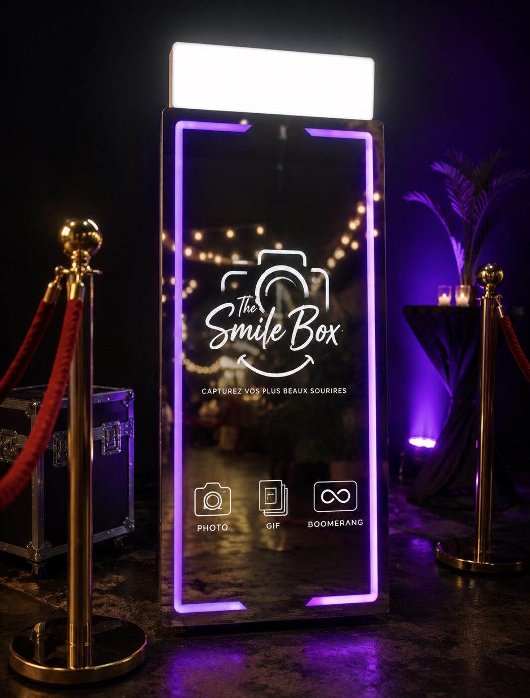 Miroirbooth The Smile Box, borne photo miroir tactile éclairée en violet à l’entrée d’une soirée